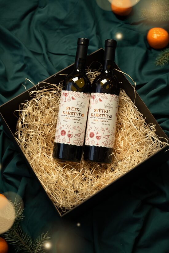 Divas karstvīnu pudeles Ziemassvētku dāvana